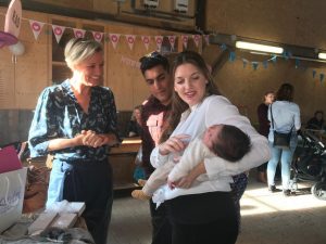 Simone met Kim, mama van Indra, de 1000ste baby uit haar zwangerschapslessen