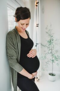 zwangere vrouw staand